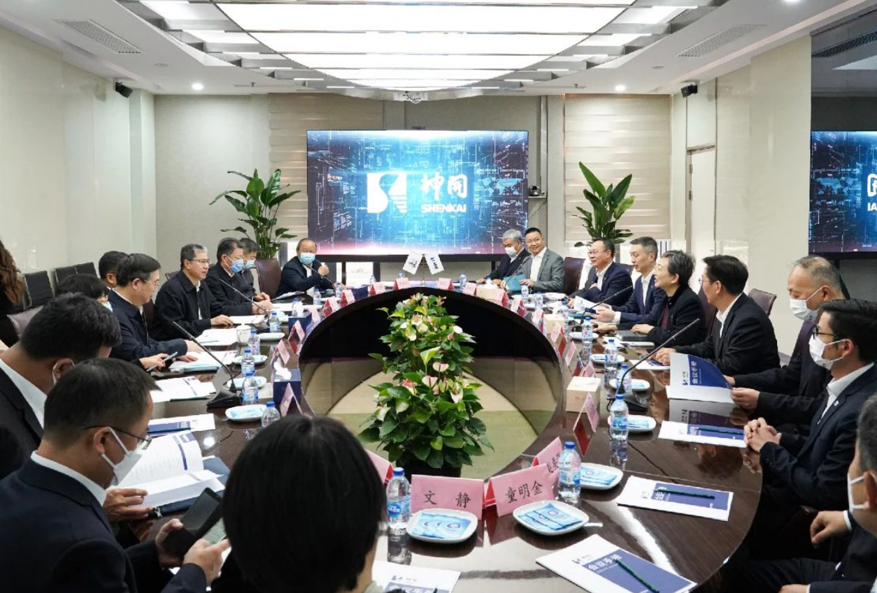 中石化高級(jí)副總裁劉宏斌一行益臨神開(kāi)參觀(guān)考察(圖2)